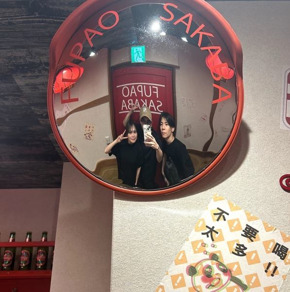 【どこを撮ってもSNS映え◎】フォトジェニックな店内は、仕事帰りや、女子会、ご友人同士のお集りなど、普段使いにぴったりな空間。思わず誰かを連れて行きたくなるお店です◎店内には、ゆったりと寛げるお席も完備しており、他のお客様を気にせずごゆっくりお食事をお楽しみいただけます!是非♪