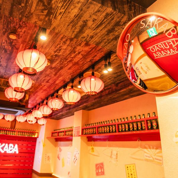 インテリアにこだわった、その場にいるだけで明るく・楽しくなれる賑やかな空間♪どの場所から見てもおしゃれで、写真映えも◎仕事帰りのお食事やデート、グループ利用、女子会、飲み会など様々なシーンでご利用いただけます◎日々の疲れを癒す銭湯のようにふらりとお立ち寄りください！ご来店お待ちしております。