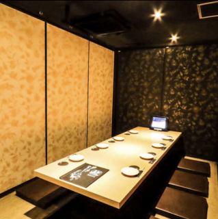 2～6人的小團體可以使用可以舒展雙腿、放鬆心情的“horigotatsu”包房。在忘卻秋葉原喧囂的平靜氛圍中，不用擔心周圍的環境，可以愉快地交談。不僅適合約會、休閒酒會、女生聚會，也適合商務場合的小型宴會、娛樂。