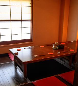 您可以在舒適的下沉式被爐座位上將雙腳擱在地上，盡情享用美食。透過窗戶照射進來的柔和光線營造出溫暖的空間。寬敞的桌子非常適合與家人和朋友一起用餐。您可以在充滿日式氛圍的空間享用美味佳餚，度過一段特別的時光。請您來本店享受輕鬆的時光。