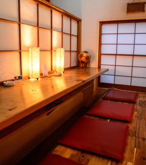 下沉式被爐吧台座位為您提供一個可以伸展雙腿、放鬆身心的私人空間。透過障子屏風的柔和光線和溫暖的燈光營造出輕鬆的日式氛圍。面前有一個寬敞的櫃檯，您可以在那裡悠閒地享用美食。請盡情享受與朋友和愛人在一起的時光。