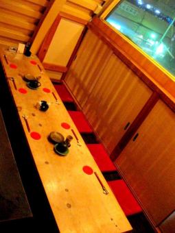 在走廊的盡頭，我們有一個被格子圍繞的榻榻米房間。這是最受歡迎的座位，就好像您在私人房間中一樣。它最多可容納8人和10人。