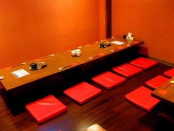 榻榻米座位可轉換為私人房間，其佈局可依您的需求進行調整。最多可容納 52 人。溫暖的燈光和平靜的朱紅色牆壁營造出一個令人放鬆的空間。您可以在公司宴會、朋友聚會、家庭聚餐等各種場合享受私人時光。請不要猶豫，諮詢我們。