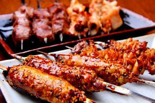 店内で毎日串打ちし備長炭で焼き上げる串はふっくらジューシー！