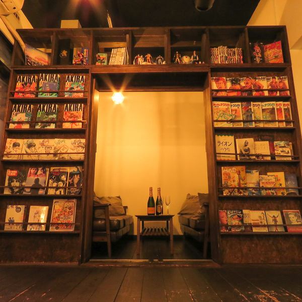 当店の主役はこちらの壁一面の本棚！写真のように真ん中を開くとゆったりソファの個室が、、！他にはない空間です！