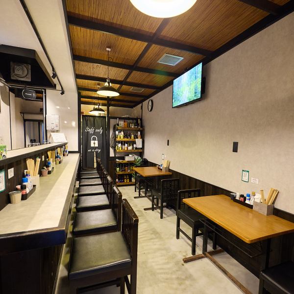 ≪店内雰囲気≫隣のお客様とも自然と会話が弾むアットホームな雰囲気が魅力です！小中高の同級生3人が営む夜酒屋ならではの温かさが漂い、初めてのお客様でもすぐに馴染める空間が広がっています♪笑い声が絶えない居心地の良い場所で、ご友人やお仲間との楽しいひとときをお過ごしいください！