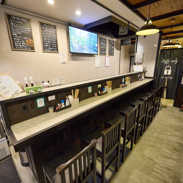 ≪店内席情報≫店内はカウンター7席と2名掛けテーブル席2卓のこじんまりとした空間です！少人数での利用に最適で、友人との語らいやお仕事帰りのサク飲みにぴったり！テーブル席はゆったりとした時間を過ごすのに最適です♪居心地の良い雰囲気の中で、心ゆくまで小ばんざいとお酒をお楽しみください！