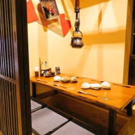 商店的寧靜氛圍可用於正式場合，例如晚餐和娛樂活動。在私人房間中產生一個被月光包圍的日本空間。私人房間，可容納2人〜OK！有各種各樣的無限暢飲。這是一個私人小酒館，您可以在這裡品嚐各種菜餚，包括受歡迎的奶酪起司Turikiri Tsukune。