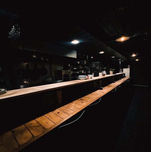 屋台みたいなカウンター席。