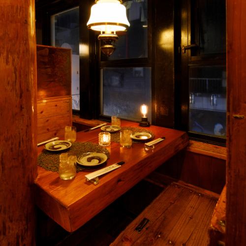 [2-4人]可以欣賞夜景的桌椅！安靜的古董照明很時髦，它是為少數人而設的桌椅。情侶，娛樂和朋友的理想之選♪。