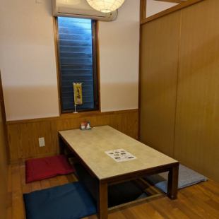 4名様掛けの掘りごたつ席を1卓ご用意しております。足をゆったりと伸ばして寛げるため、長時間の宴会や小さなお子様連れのご家族、お仲間内での飲み会にも最適です。他のお客様を気にせず、プライベート感のある落ち着いた和の空間で、当店自慢のお料理とお酒を心ゆくまでごゆっくりお楽しみください。