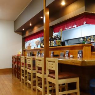カウンター席をご用意しております。お一人様でのご来店やデート、サクッと一杯飲みたい夜にも最適な特等席です。スタッフとの会話を楽しんだり、目の前で広がる調理の臨場感を味わったりしながら、特別な時間をお過ごしください。落ち着いた雰囲気のなかで、美味しいお酒とお食事をどうぞごゆっくり。