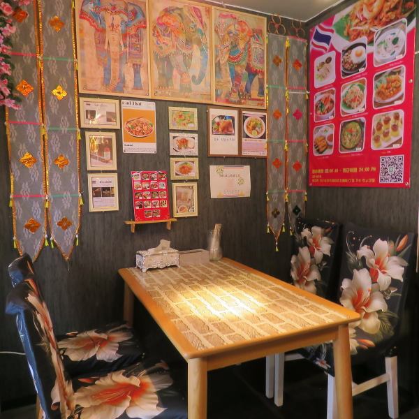 色鮮やかなポスターや装飾が壁一面に広がる店内は、まるで現地の屋台街に足を踏み入れたような活気ある空気感。異国情緒に包まれながら、本場のタイ料理をカジュアルに楽しめる居心地の良さがあります。