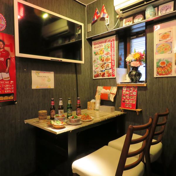 タイらしい雑多な魅力が詰まった空間は、エネルギッシュで賑やかな雰囲気。友人同士の飲み会やグループ利用にぴったりで、笑い声と香辛料の香りが交わり、非日常感を演出してくれます。