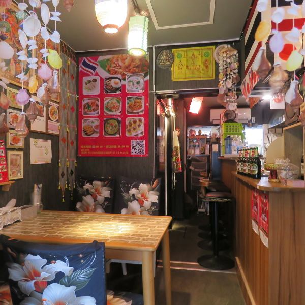 カラフルでどこか懐かしい雰囲気漂うインテリアは、南国のナイトマーケットを彷彿とさせます。気取らずリラックスして過ごせる空間で、料理とともに異国の雰囲気をたっぷりと楽しめます。