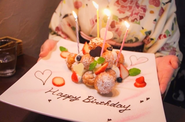 We offer dessert plates for birthdays and anniversaries.