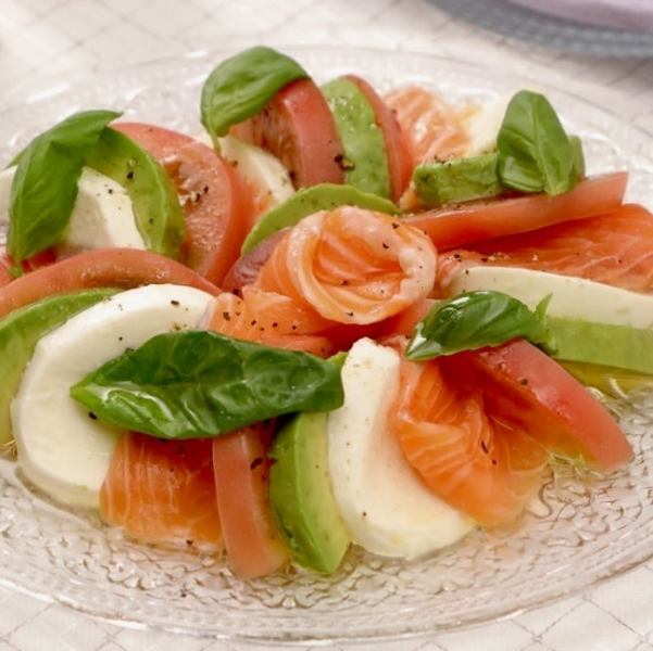 Fresh fish and mozzarella caprese