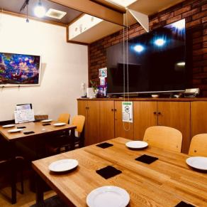 真ん中でパーテーションで区切ることも可能で10名様までゆったりとご利用になれる半個室になります！テレビを視聴しやすいお席でもあり、YouTube、Netflix、DAZN、Amazonプライムなどのチャンネルもご自由に変えてご利用頂け、お食事も楽しみつつ、自宅のような落ち着きのある空間も提供できると思います！