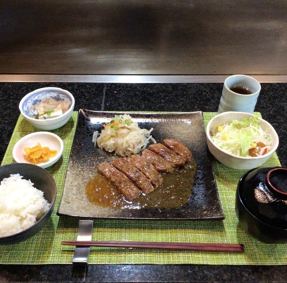 鉄板焼きステーキが楽しめるご膳メニューをご用意しております♪