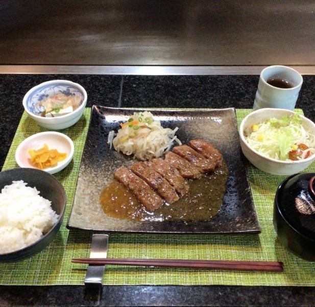ランチ・ディナーでは各種ご膳メニューもご用意しております