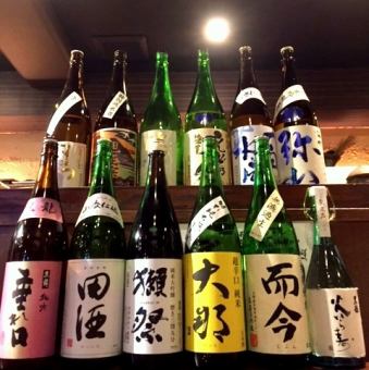 おすすめ日本酒の並ぶカウンターは圧巻！