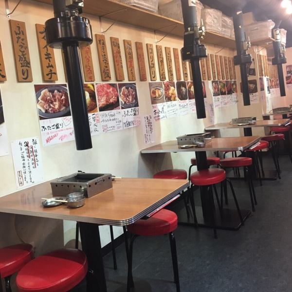 懐かしい大阪の韓国焼肉屋が原点のふたご屋は明るい活気のある店内。肉のプロスタッフがご希望やお肉の種類によってお焼き致します。盛り上げなどもおまかせあれ！