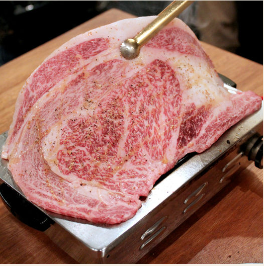 When you think of [Twins], you think of overflowing kalbi! It's sure to look great on social media!!