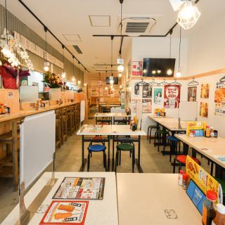 窓際でまったりも◎テーブル連結もOK！スタッフまでどうぞ♪　※画像は系列店です