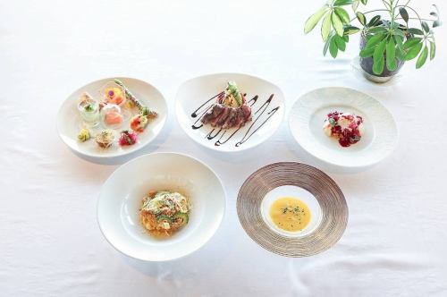 採れたての夏野菜10種の前菜とパスタのコースは大人気！