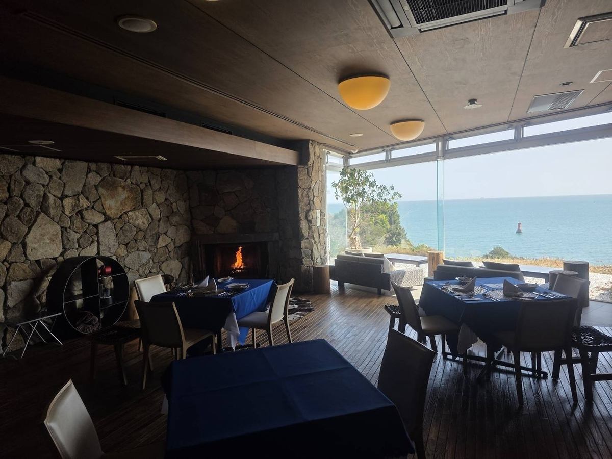 絶景と暖炉。心満たす、青と赤の共演。