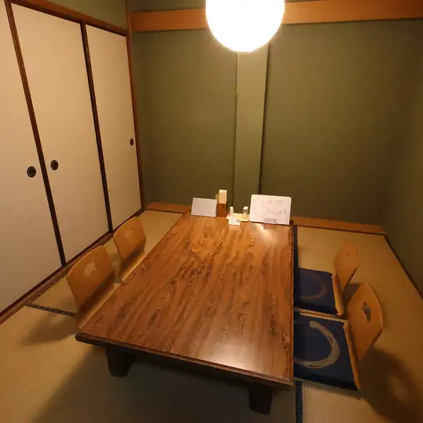 6名掛けテーブル(座敷)を2卓ご用意し、仕切りをすれば個室にもでき、プライベート感を重視した会食はもちろん、会社の集まりや友人との集まりなど幅広くご利用いただけます。落ち着いた和の雰囲気の中お好みの地酒と新鮮な海鮮料理を囲めば、心から温まり、会話がいつも以上に弾んでしまうこと間違いなし◎