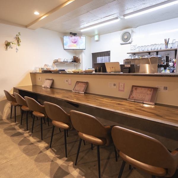 当店のカウンター席は6席ご用意しており、店主との距離感が心地よいアットホームな雰囲気が魅力です。カップルでの会話も楽しめますが、おひとり様も大歓迎。あたたかくてほっとできる空間で、リラックスしたひとときをお過ごしいただけます。是非、お気軽にお越しください。