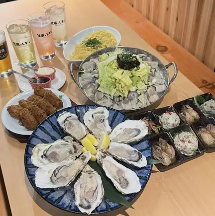 享受蚝锅套餐 | 2.5 小时用餐时间及无限畅饮（共 8 道菜）¥6000（含税）