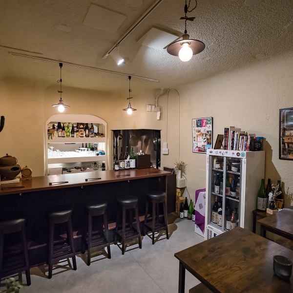 【お店全体】 大阪・曽根崎の地下に広がるSAKE HOUSEは、日本酒と異文化が交差する新感覚のBAR。洋楽やR&Bが流れる店内は、まるで海外のラウンジ。英語対応も可能で、外国人や会社員が集う国際的な空間。デートや女子会にも最適です。