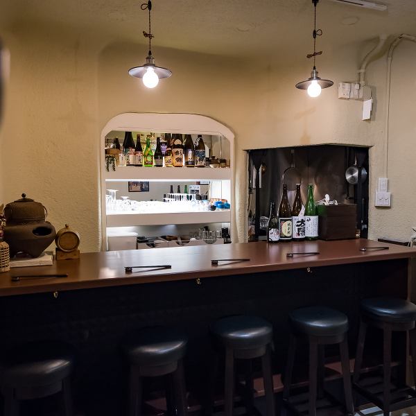 【カウンター席】 1名掛けのカウンター席は、ひとり飲みにぴったりの落ち着いたスペース。店主との会話を楽しみながら、厳選された日本酒をじっくり味わえる特等席。仕事帰りのリフレッシュや、通な酒時間を過ごしたい方におすすめです。