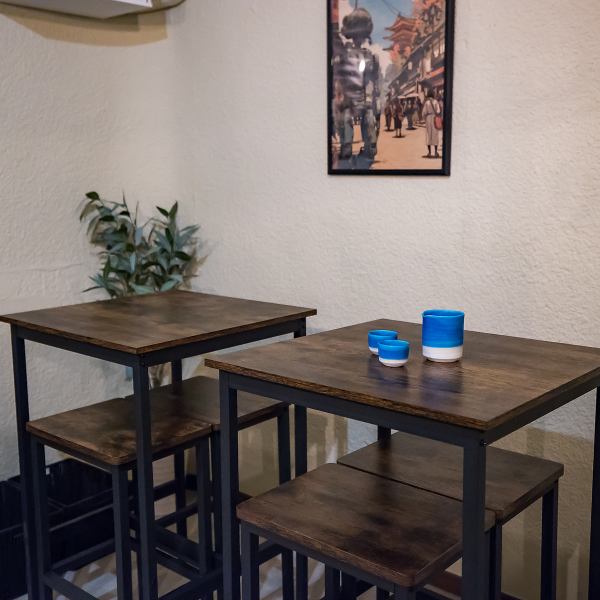 【テーブル席】 2名掛けのテーブル席は、友人との語らいやデートに最適。程よい距離感と心地よい音楽が、会話を弾ませるリラックス空間。洋風スパイス料理と日本酒のペアリングを楽しみながら、ゆったりとした時間を過ごせます。