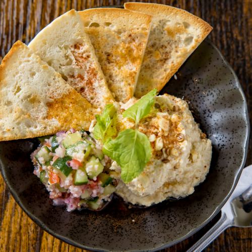 【女子会に◎酒が進む】自家製フムスとピタパン 600円(税込)