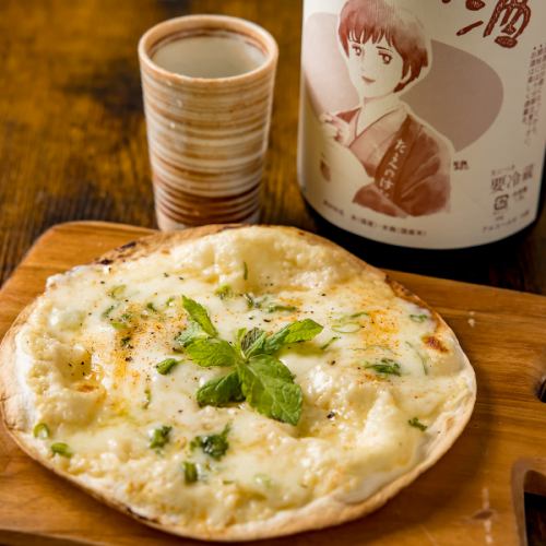 【クセになる味!大人のためのミニピザ】酒粕とブルーチーズのミニピザ 650円(税込)