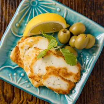 サガナキ(ギリシャ産のチーズを焼いたもの)