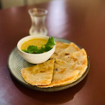 チーズと豆の焼きトルティーヤ