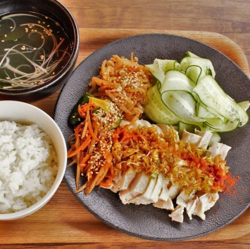 茹で鶏のヤンニョンジャンがけ定食