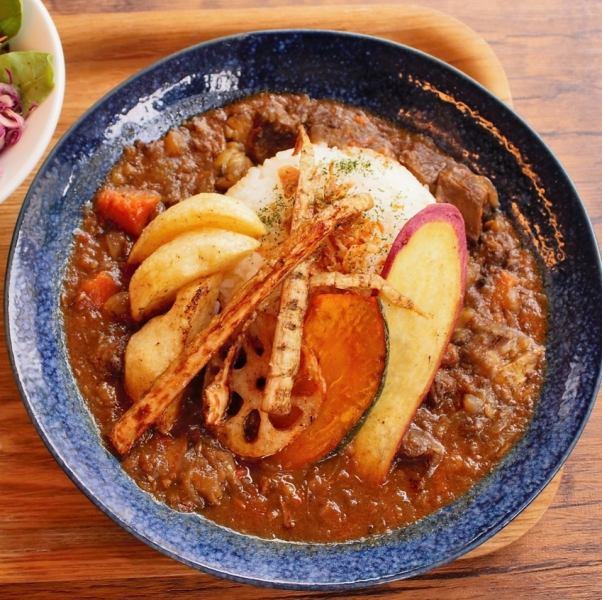 【大人気！牛すじ肉のスパイスカレー】トロットロのお肉が絶品☆