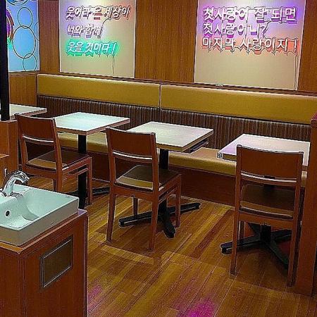 We have a large number of tables for 2 people ♪ The layout can be changed so it can be used by a large number of people!
