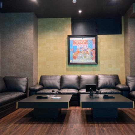 優雅に楽しむ、大人の隠れ部屋『VVIPルーム』。ゆっかりとおくつろぎいただけるソファーのお席。2名様～10名様用。