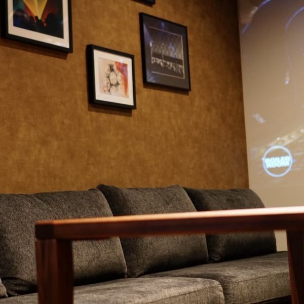 【ゆったり空間】広々としたソファ席で。デートはもちろん親しい方との飲みに最適！誰にも教えたくない『大人の隠れ家』でゆったりと一日の疲れをいやす、こだわりの空間となっております。おひとり様のBAR利用ももちろんOK♪