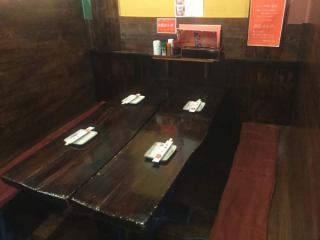 4人×3桌、6人×1桌※為了防止傳染病的傳播，所有的桌子都被改造成半私人房間。