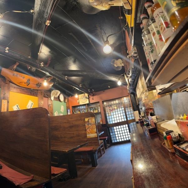 落ち着いた雰囲気の店内には、カウンターとテーブル(半個室)，2階お座敷(8名以上要予約)をご用意、カラオケ無料でご利用いただけます。ゆったりとくつろぎながらお食事を楽しんでいただけます♪ タブレットから簡単オーダーでき、注文もスムーズ！豊富なメニューを画面でゆっくり選べて、お酒や料理の追加もラクラク♪