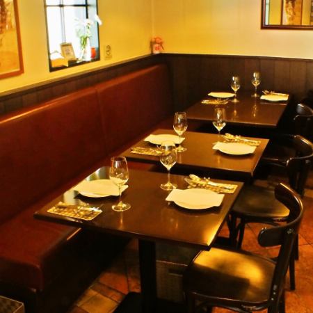 We have table seats for lunch time moms and family meals.You can relax at the table seats, so it is safe for small children.We will prepare a table according to the number of people.