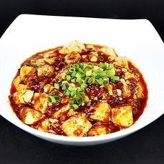 品尝由在中国接受过培训的厨师烹制的正宗四川和东北美食。