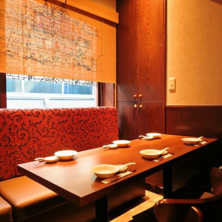 There are plenty of private table seats on the window! Use it for various occasions such as company banquets, friends, girls' meetings, etc.You can enter up to 8 people.